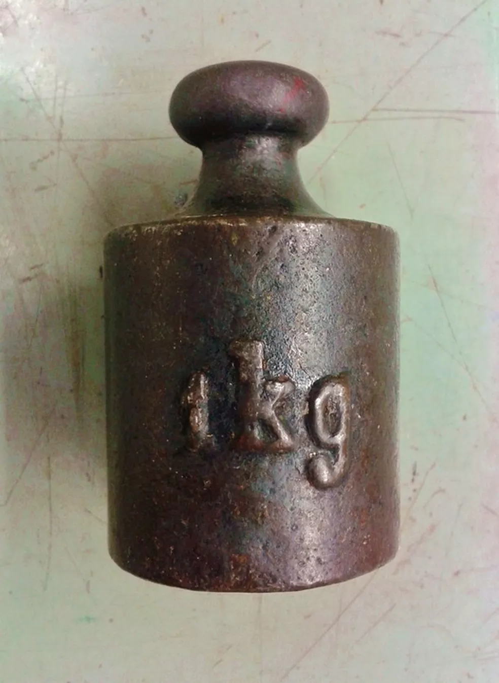 Model cylinder created in 1889 to determine the weight of 1 kg Model cylinder created in 1889 to determine the weight of 1 kg